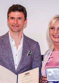 Müller szociális munkáért járó kitüntetést kapott